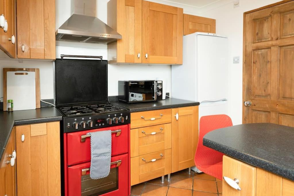 3 Bedroom Home Close To Town Centre With Wifi & Garden Tunbridge Wells Buitenkant foto