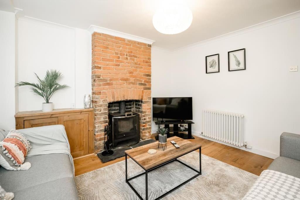 3 Bedroom Home Close To Town Centre With Wifi & Garden Tunbridge Wells Buitenkant foto